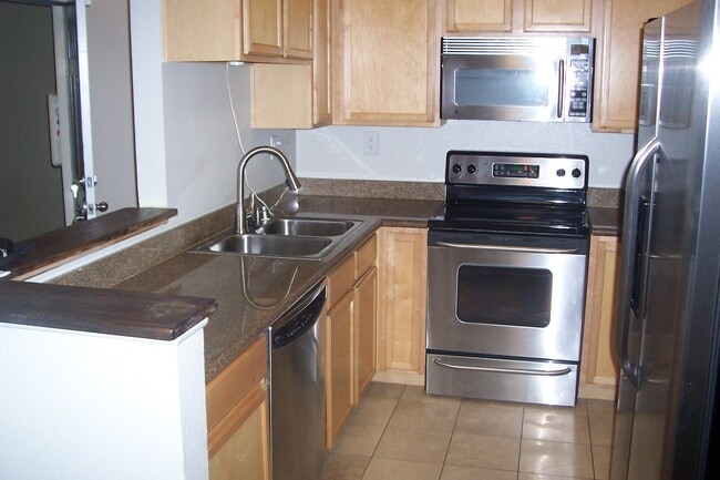 Building Photo - Beautiful 3 Bedroom 2 Bathroom Condo Cats ...