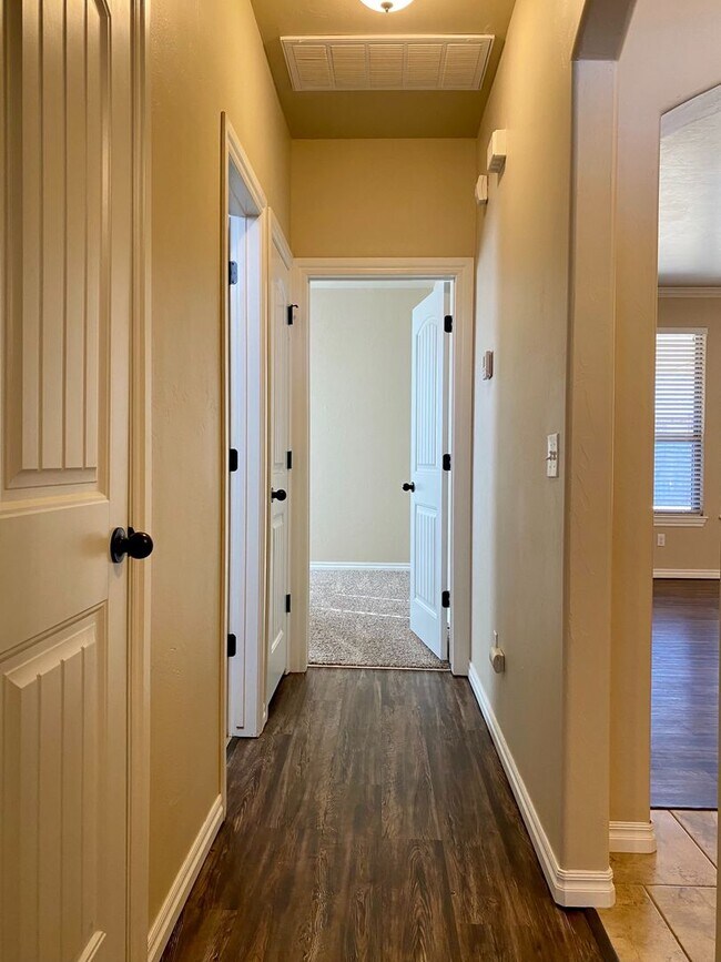 Building Photo - Beautiful 4 Bed, 2 Bath in Deer Creek Schools!