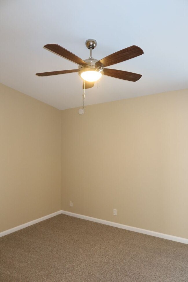 Building Photo - K246 - South Oak #102