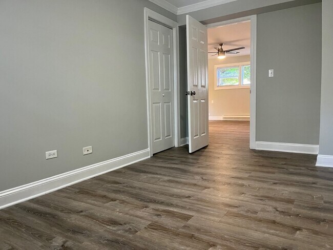 Building Photo - Rehabbed 2 Bedroom In Prime Lake Bluff Location - Pet Friendly - Free Parking!