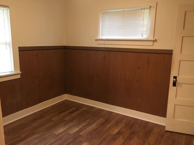 Building Photo - 2 bed, 1 bath Located in Sumner Neighborhood!!!