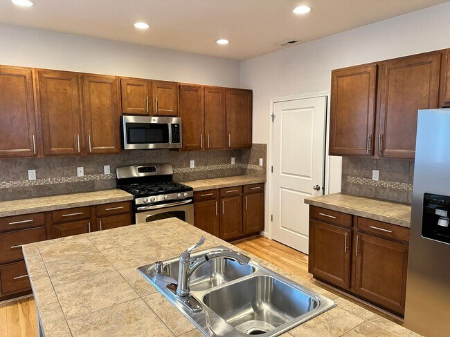 Building Photo - 3Bd/2.5Ba Covington House