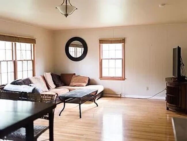 Building Photo - Adorable renovated cottage in University H...