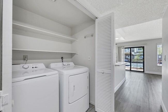 Building Photo - Gorgeous Remolded 2 bedroom condo