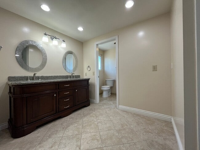 Building Photo - Northridge pool home w/5+3, including down...