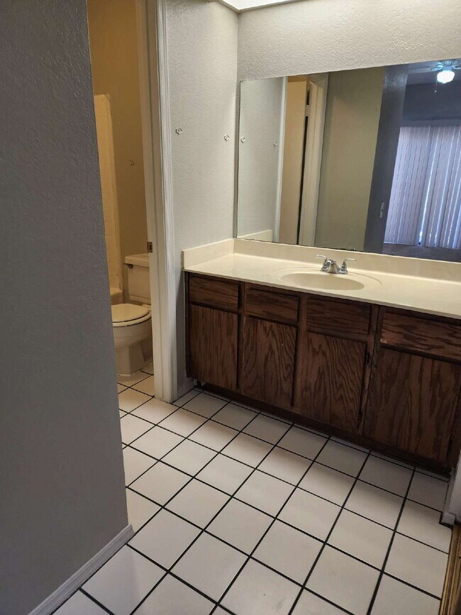 Building Photo - 2 Bed/2 Bath Condo in Tempe with Great Ame...