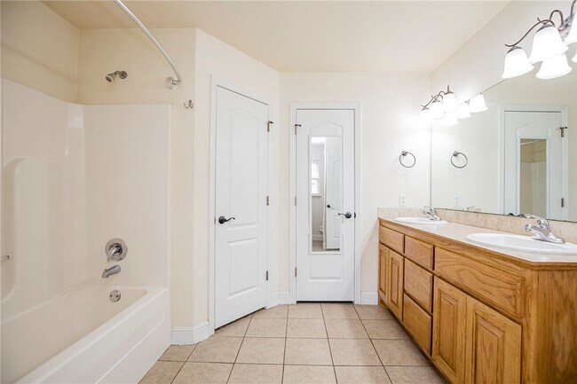 Building Photo - 520 Bonanza St