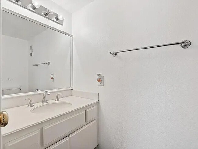 Building Photo - 27 Columbus