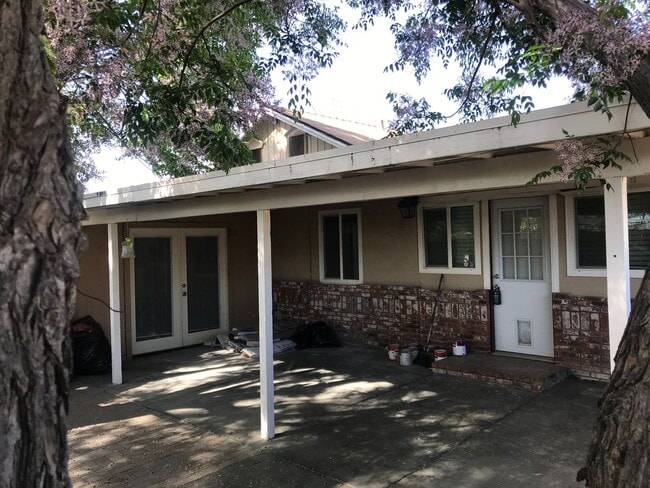 Building Photo - 14993 Yucca Ave