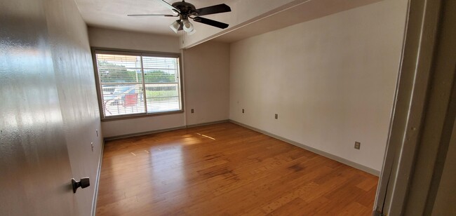 Building Photo - 2491 Canyon Lake Forest #C