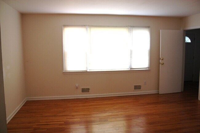 Building Photo - 23 James St