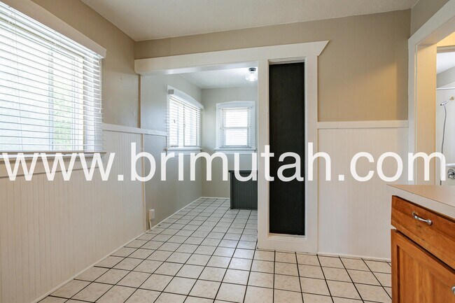 Building Photo - 628 Browning Ave S