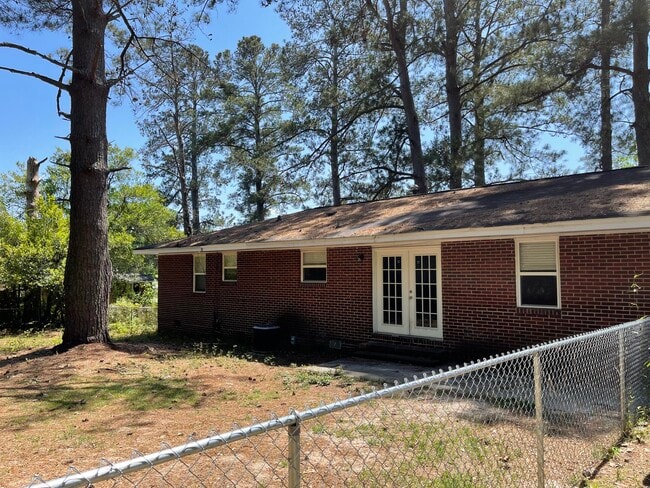 Building Photo - 2817 Meadowbrook Dr