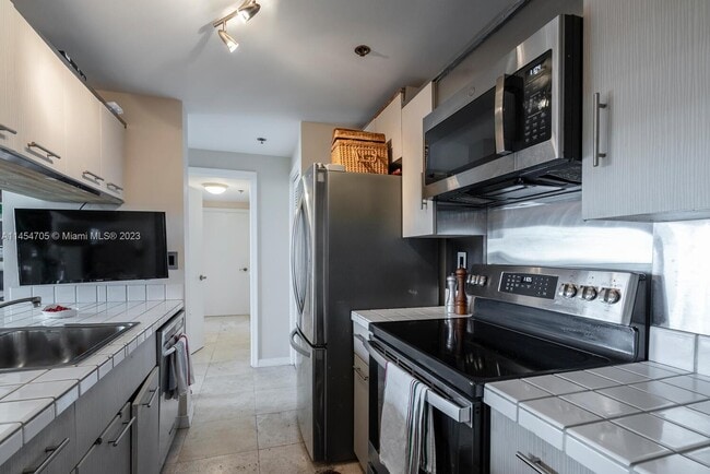 Building Photo - 1581 Brickell Ave