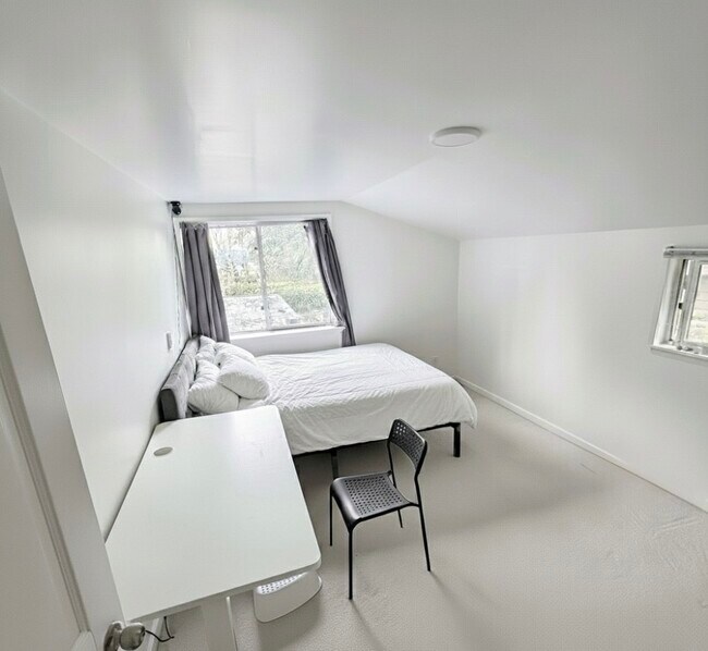 Building Photo - 7650 SE 41st St