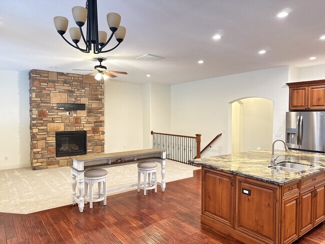 Building Photo - 14328 S Log Home Ln