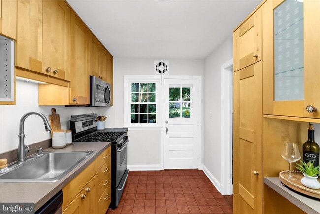 Building Photo - 218 Blenheim Rd