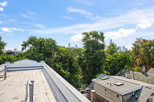 Building Photo - 876 N Hermitage Ave