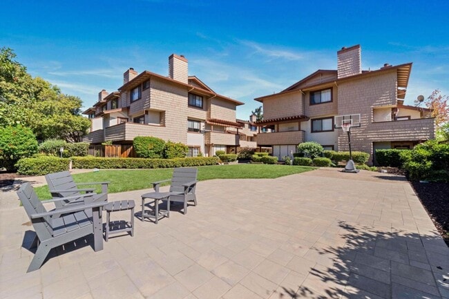 Building Photo - Desirable location! Move-In Ready!