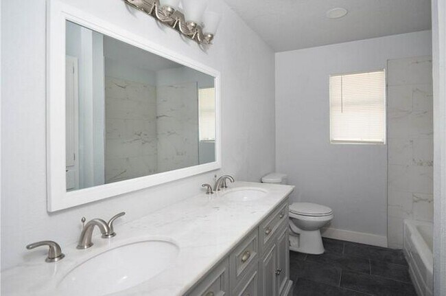 Building Photo - 4013 Kingston Dr