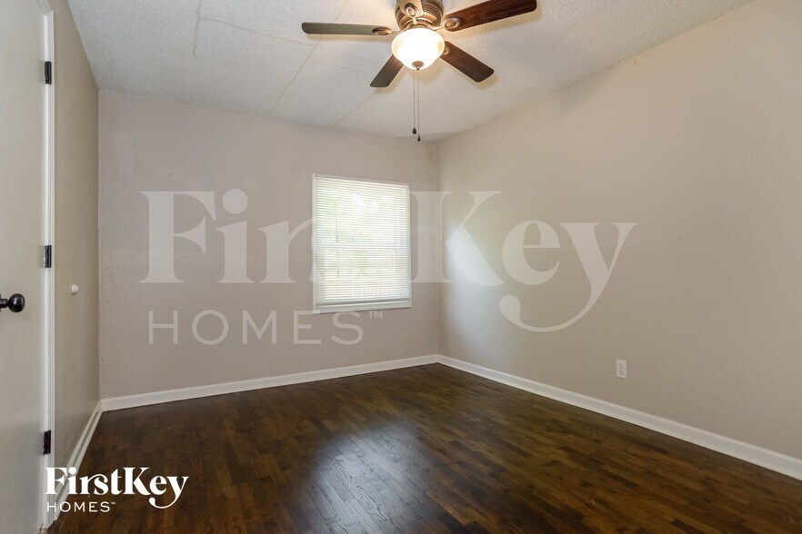 Building Photo - 900 NE 62nd St