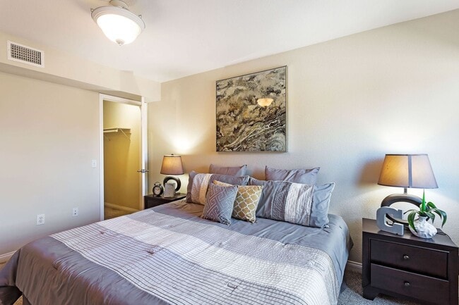 Building Photo - Gorgeous Spacious TownHome in Downtown Mou...