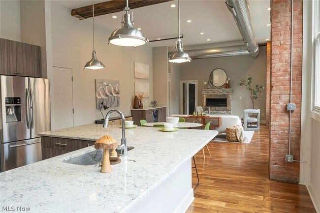 Building Photo - 1260 W 4th St