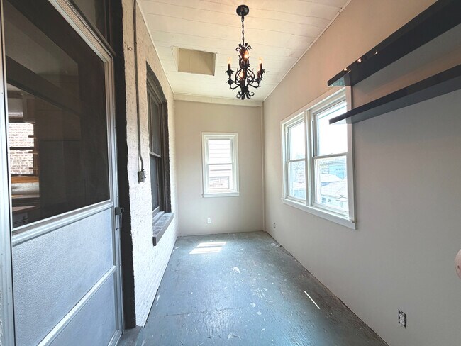 Building Photo - 2036 N Sawyer Ave