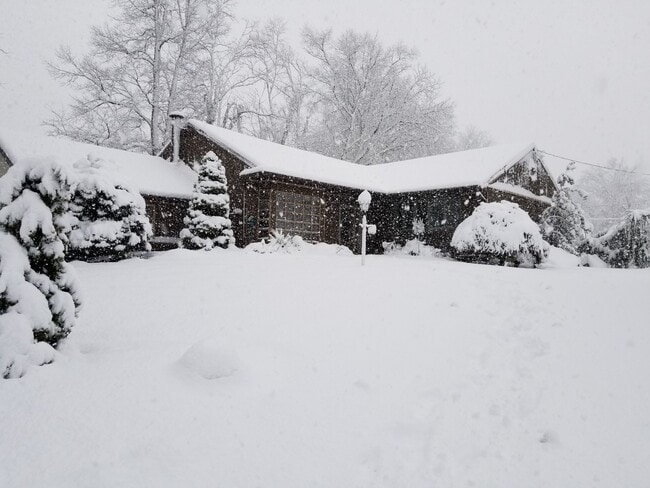 Building Photo - 410 Narragansett Dr