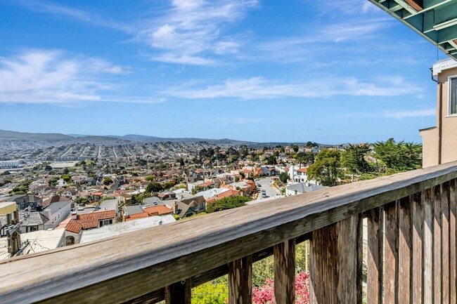 Building Photo - Stunning Three Bedroom Home in Westwood Hi...