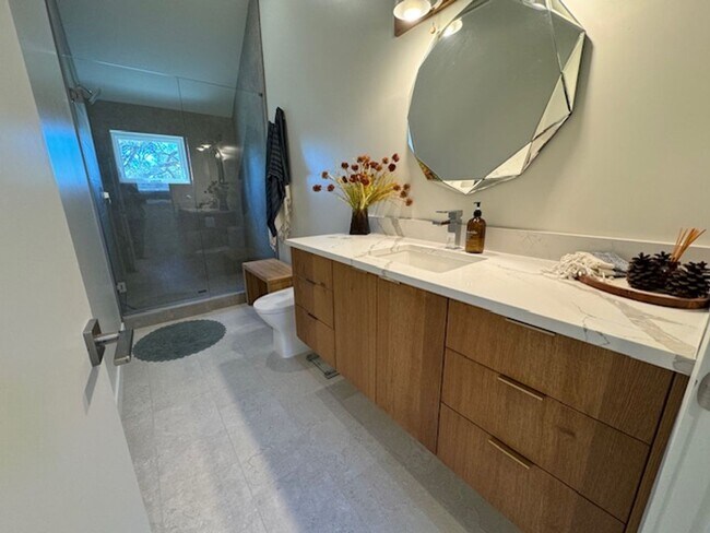 Building Photo - Gorgeous new home in Discovery West