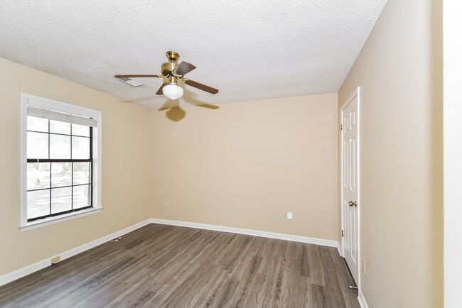 Building Photo - 928 Pheasant Hollow Dr