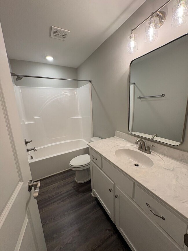 Building Photo - LUXURY TOWNHOME  IN THE CENTER OF MANCHESTER!