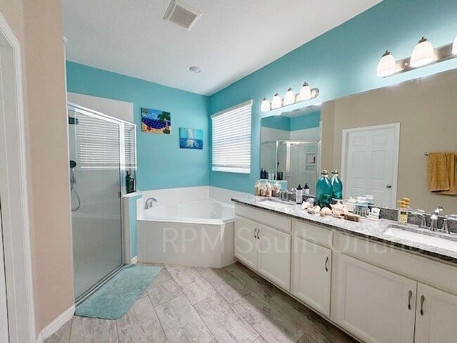 Building Photo - Spacious 5-Bedroom Pool Home for Rent in H...