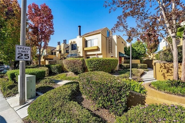 Building Photo - 25712 Le Parc