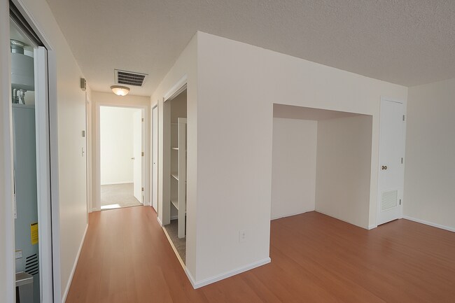Building Photo - 2 bedroom 1 bath, pet-friendly, duplex uni...