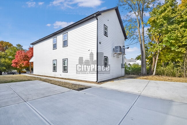 Building Photo - 2809 E Riverside Dr