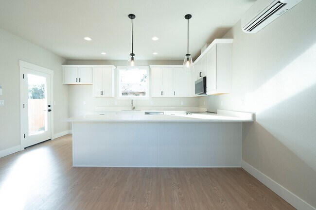 Building Photo - 2 Weeks Free W Approved Application by 08/...