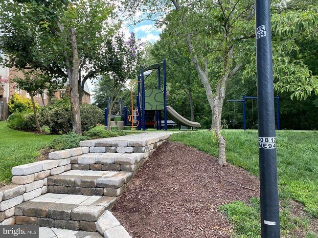 Building Photo - 5964 Norham Dr