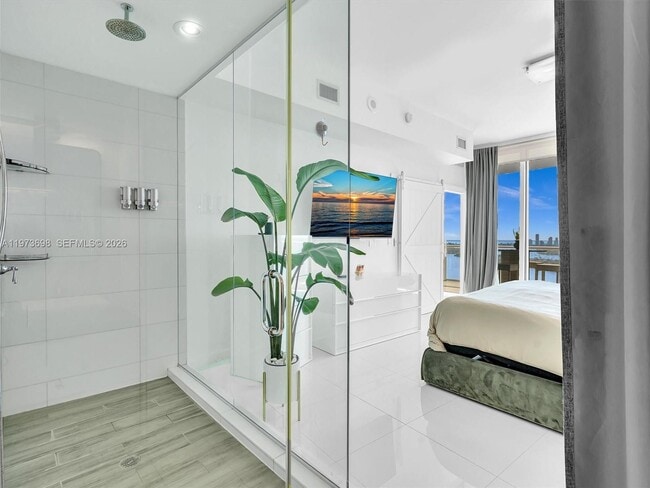 Building Photo - 2020 N Bayshore Dr