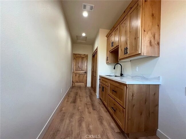 Building Photo - 5980 Crestmoor Dr