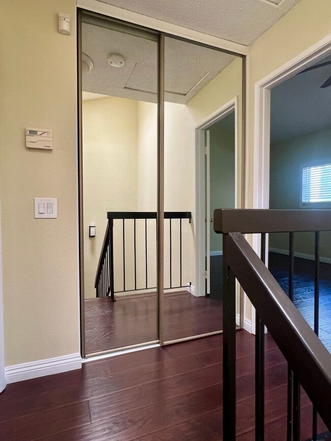 Building Photo - Charming 2 Bed 1.5 Bath Condo in Quiet and...
