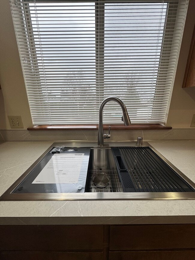 Building Photo - Renovated 3 BR Townhouse