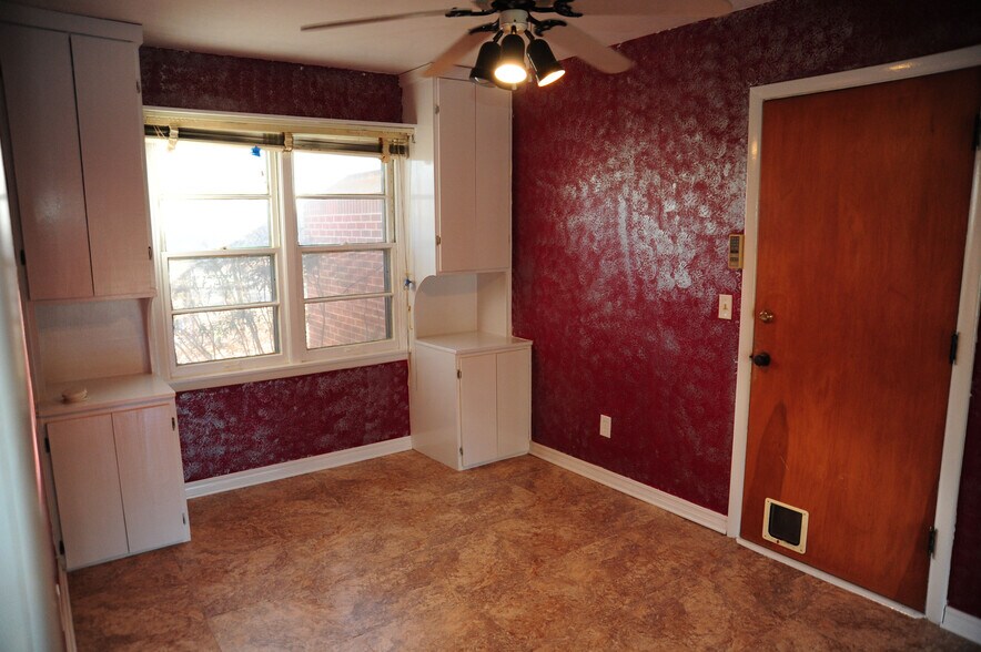Study/Breakfast Area - 1233 West Brooks Street