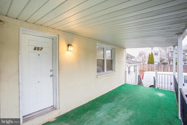 Building Photo - 857 Street Rd