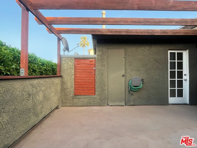 Building Photo - 1534 N Formosa Ave