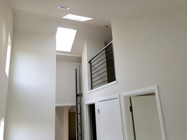 Building Photo - 3-Bedroom Townhome Near Roosevelt Lightrai...