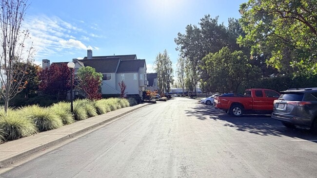 Building Photo - 15 Invincible Ct