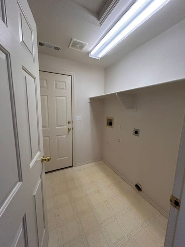 Building Photo - 3 Bedroom 2 Bath Home with a 2 Car Attached Garage