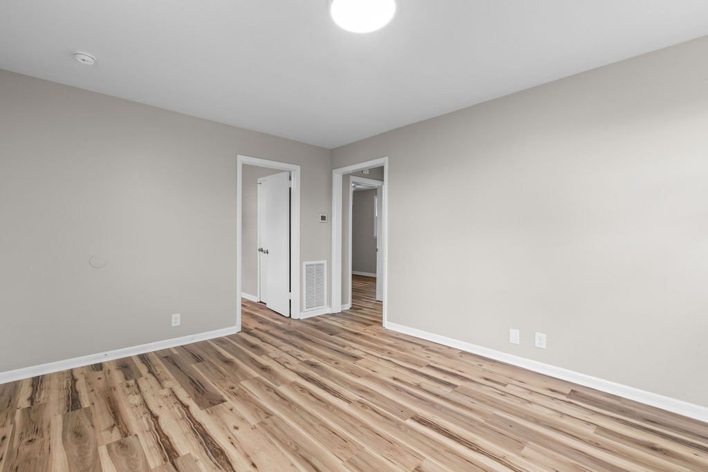 Building Photo - 895a W Sharpe Ave